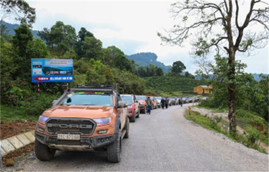 4 Wheels Tour Mai Chau to Ninh Binh and Halong Bay 6 Days